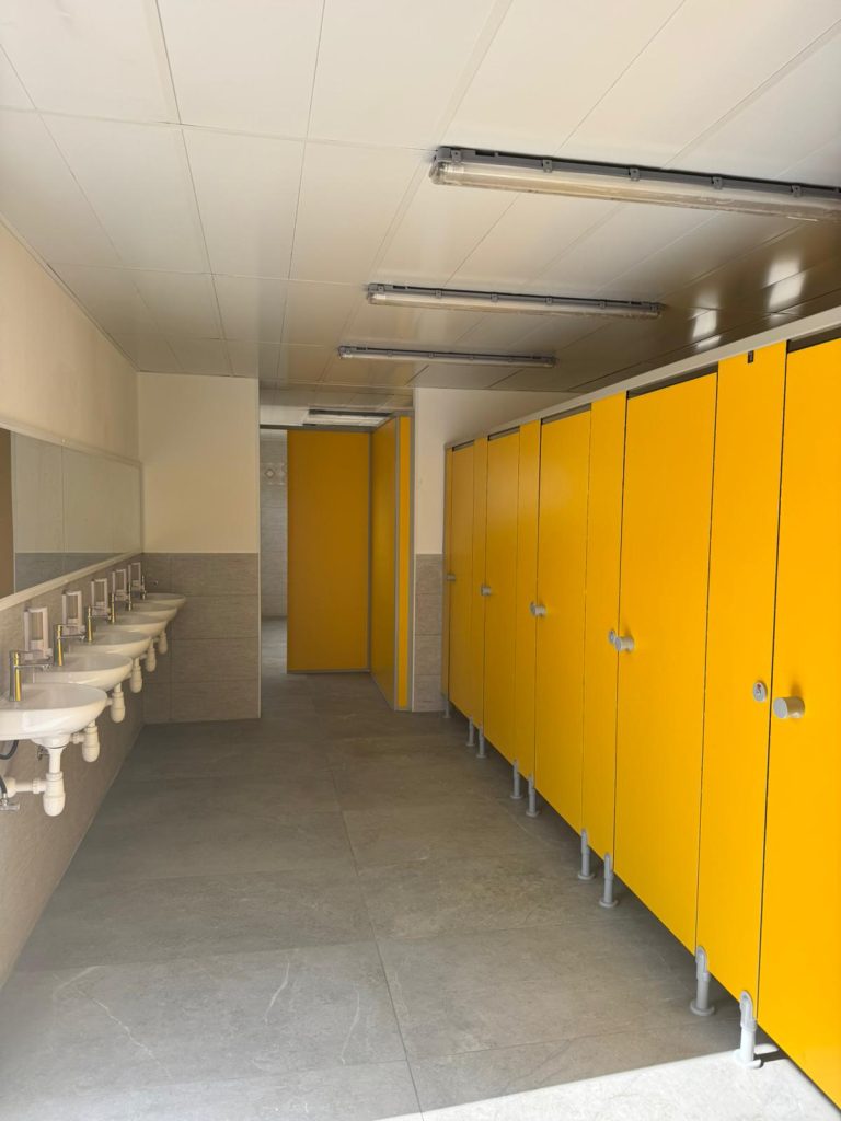 מבנה שירותים נייד 3