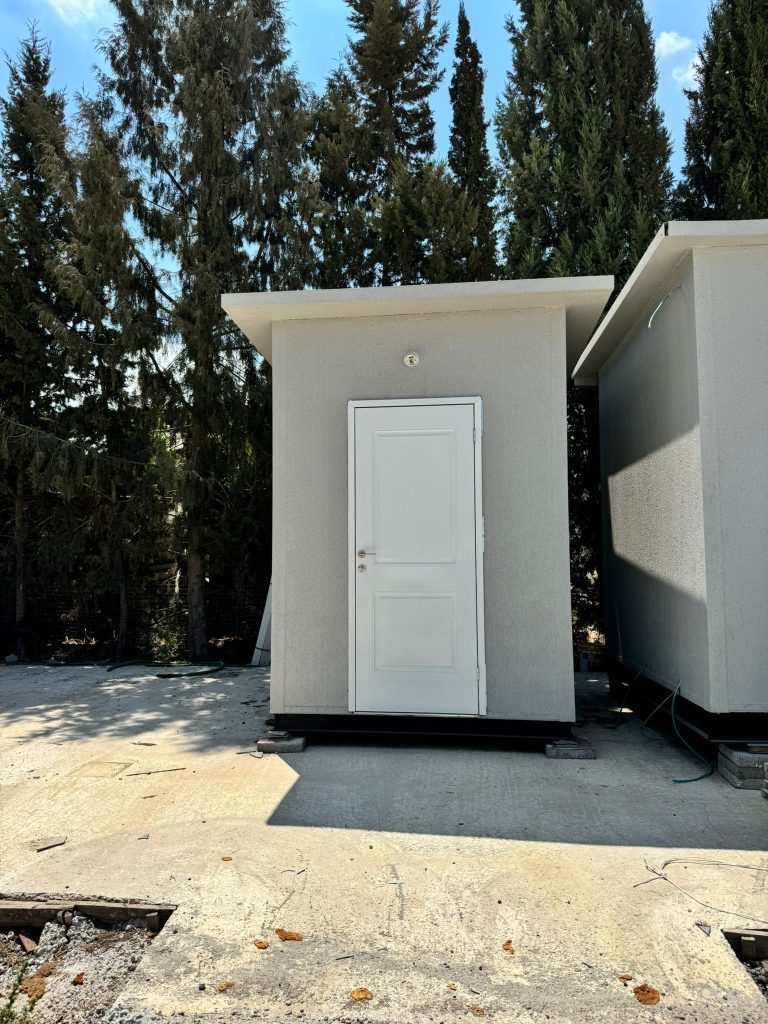 מבנה שירותים נייד 6
